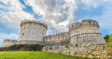 中世纪城堡古塔废墟的<strong>时间流逝</strong>，在蓝色的天空下，在马特拉，<strong>时间流逝</strong>